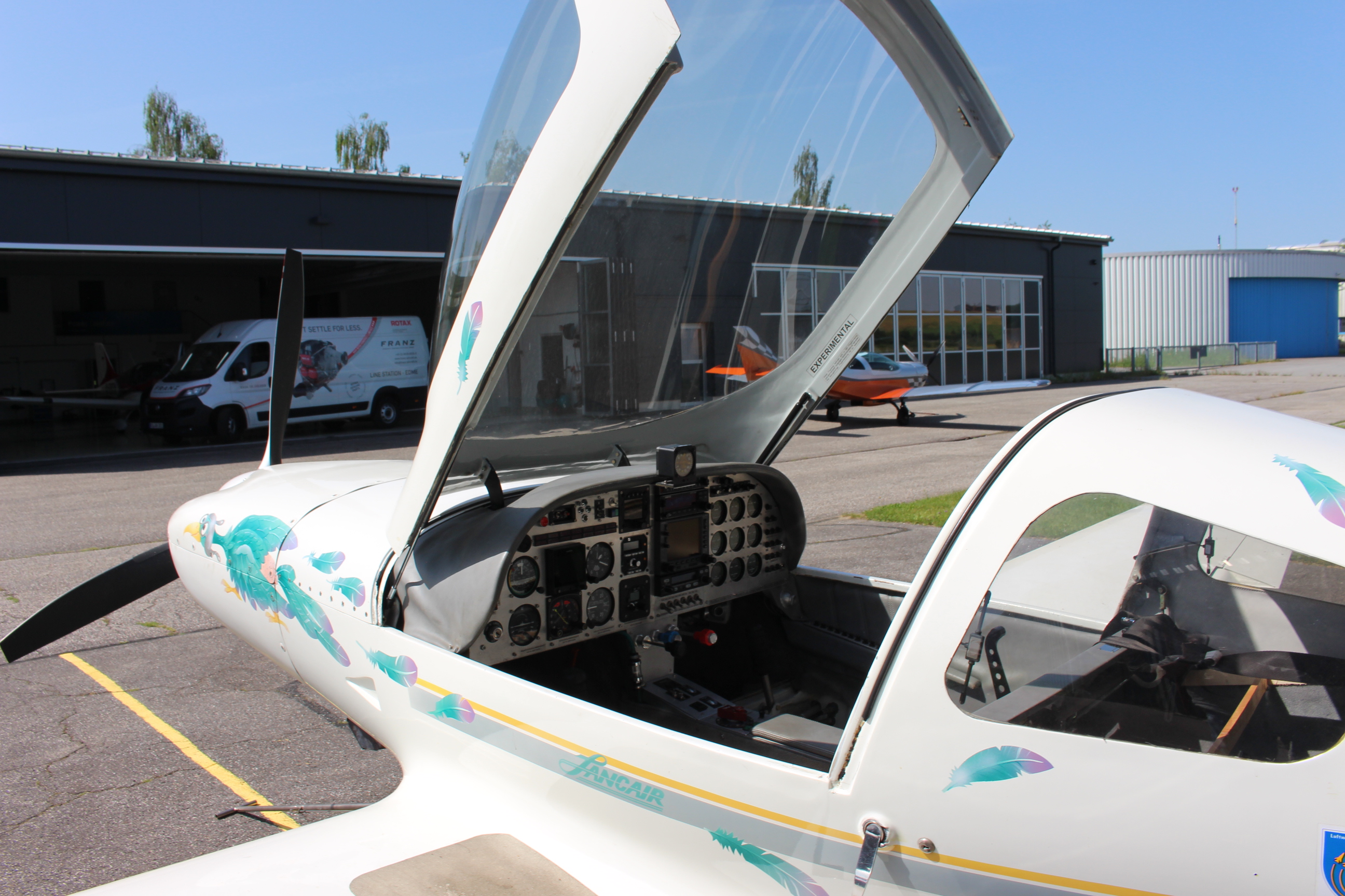 Lancair 320 Mk II mit geöffneter Haube zeigt Instrumentenpanel und Cockpit