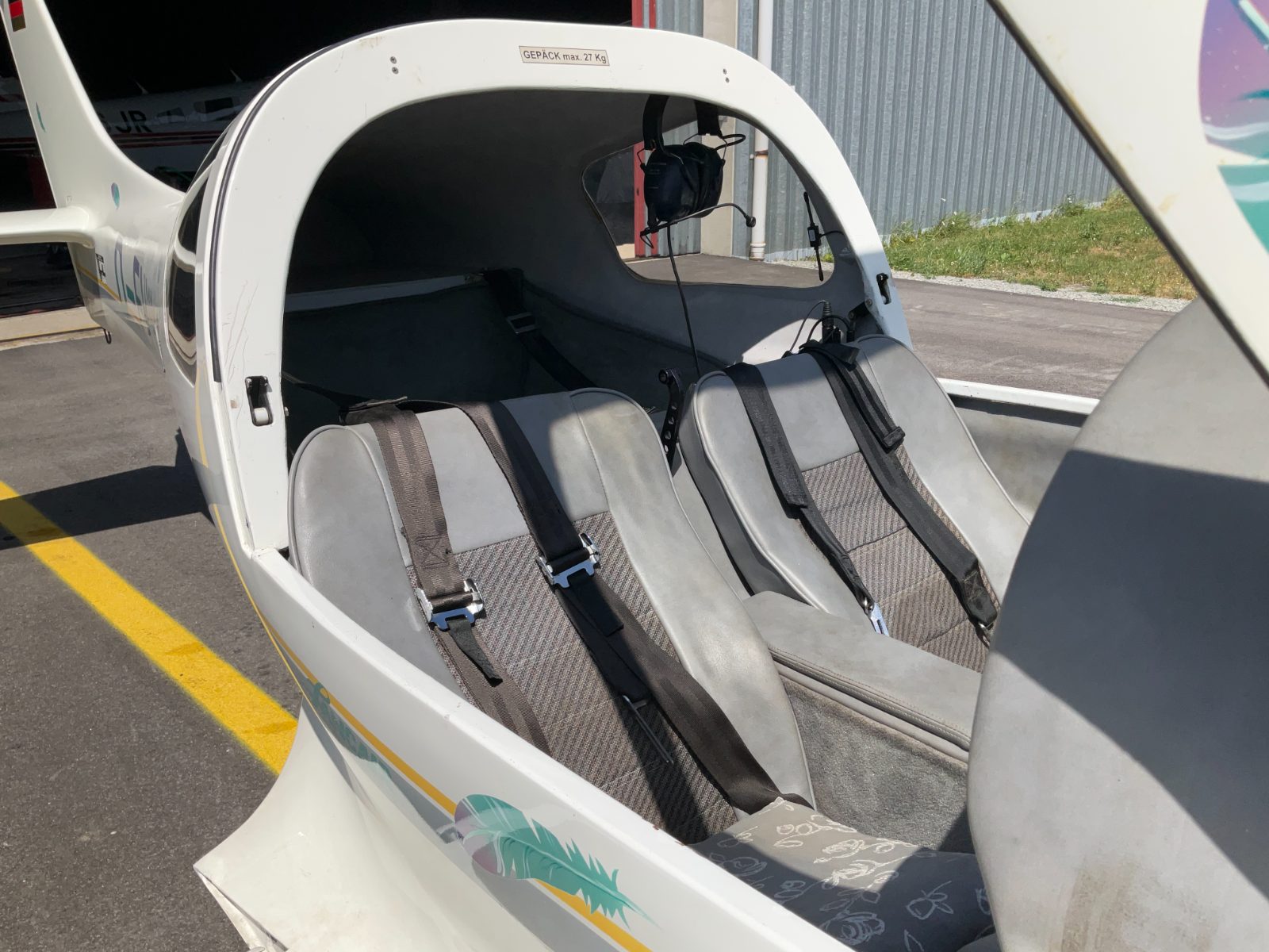 Lancair 320 Innenraum mit grauen Sitzen und 4-Punkt-Sicherheitsgurten