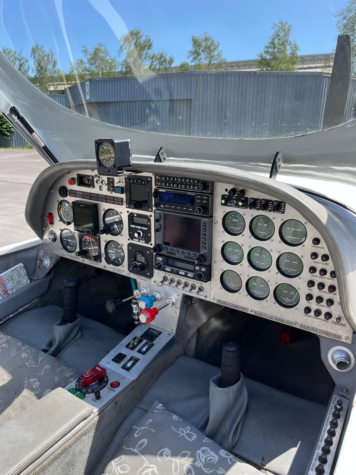 Lancair 320 Cockpit mit Garmin GNS 530 GPS Navigation und Motorüberwachung