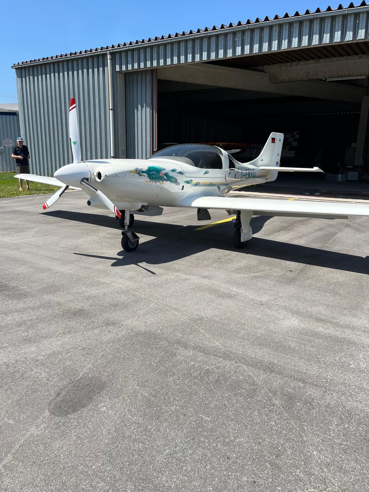 Lancair 320 Mk II D-EMVG Frontansicht vor Hangar am Flugplatz Eggenfelden