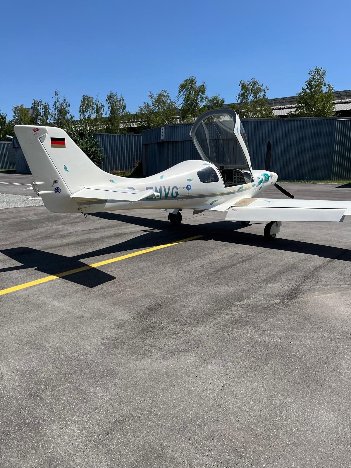 Lancair 320 Mk II D-EMVG Heckansicht mit Carbon-Leitwerk und geöffneter Haube