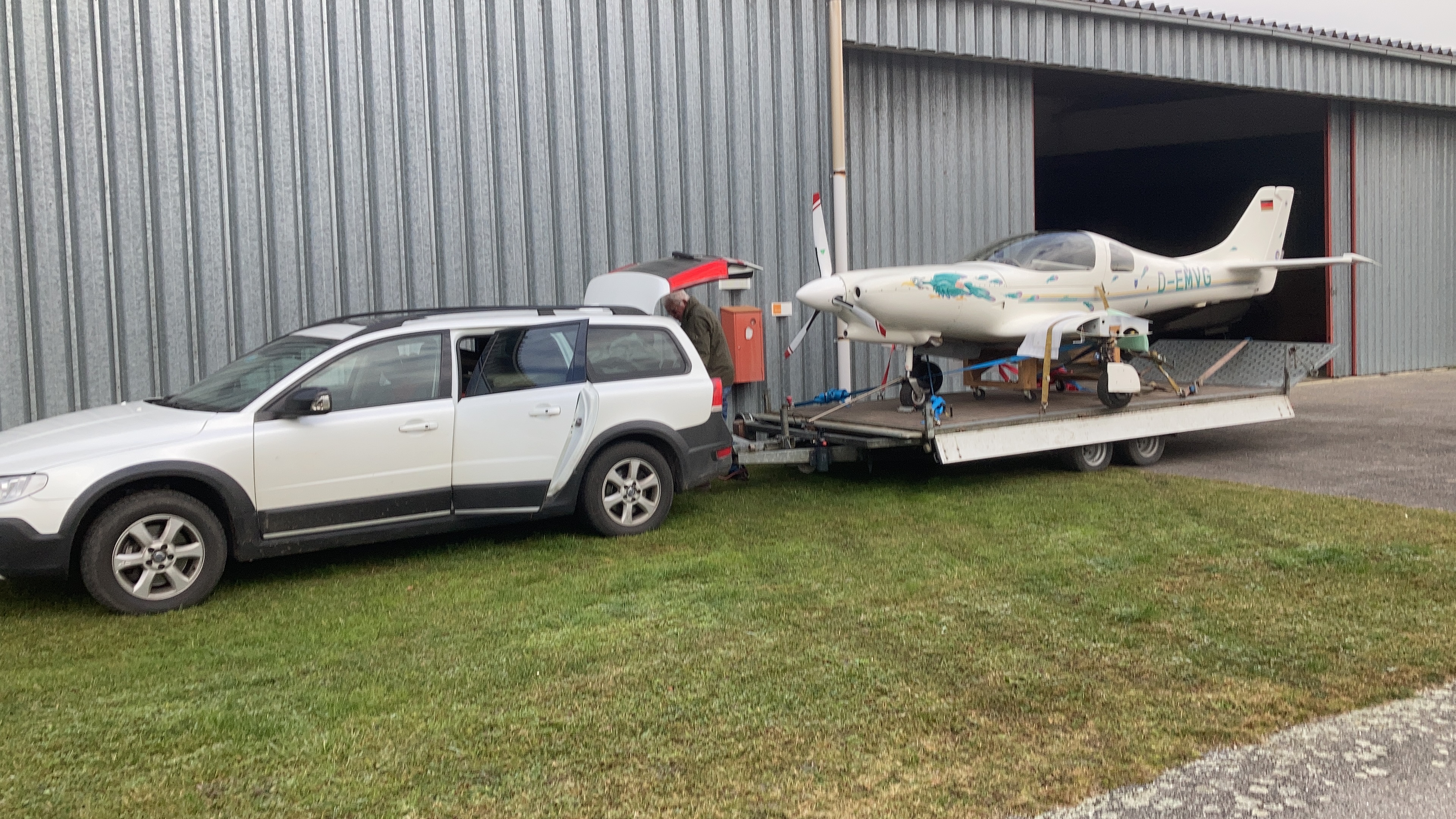 Lancair 320 D-EMVG auf Anhänger für Straßentransport mit abmontierten Tragflächen